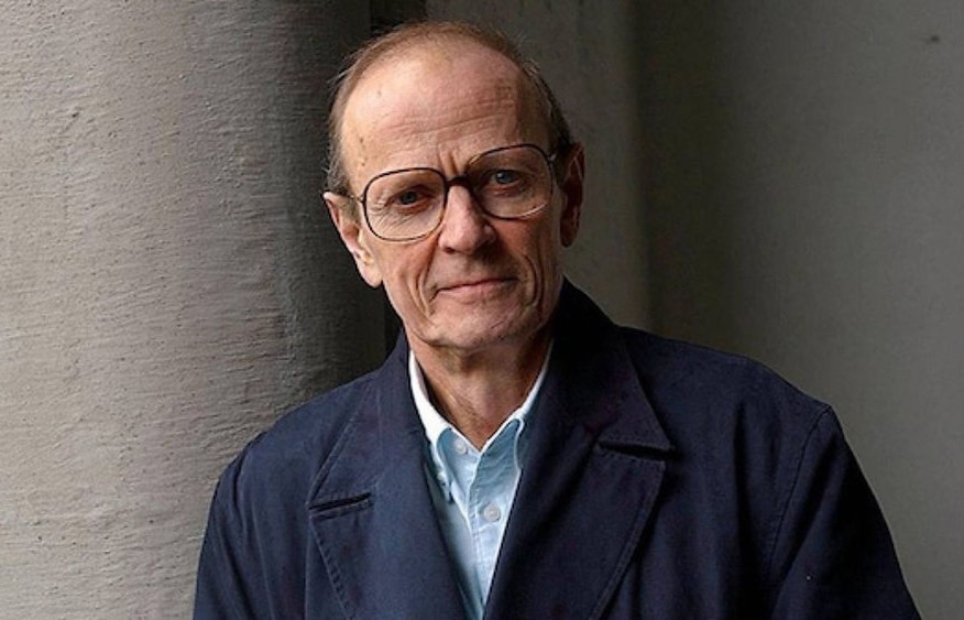 Manos con guantes frente a notebook